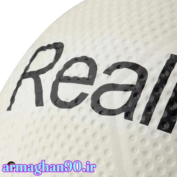 توپ فوتبال با لوگو رئال مادرید