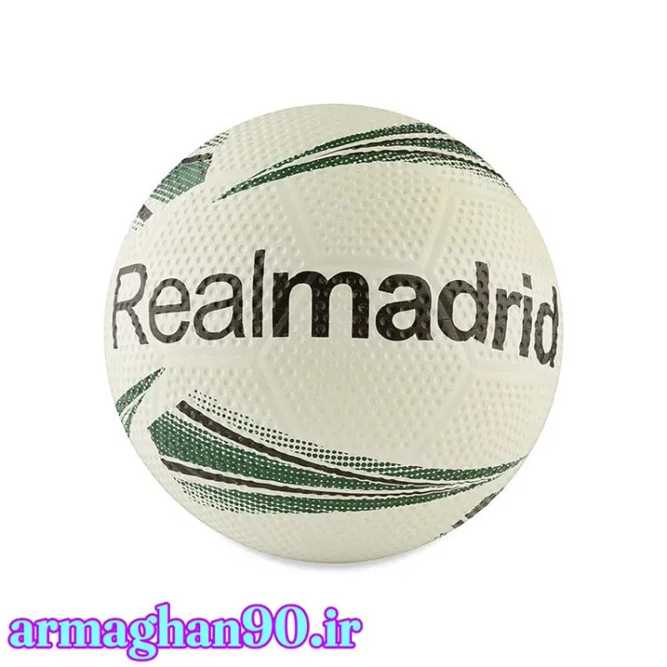 توپ فوتبال با لوگو رئال مادرید