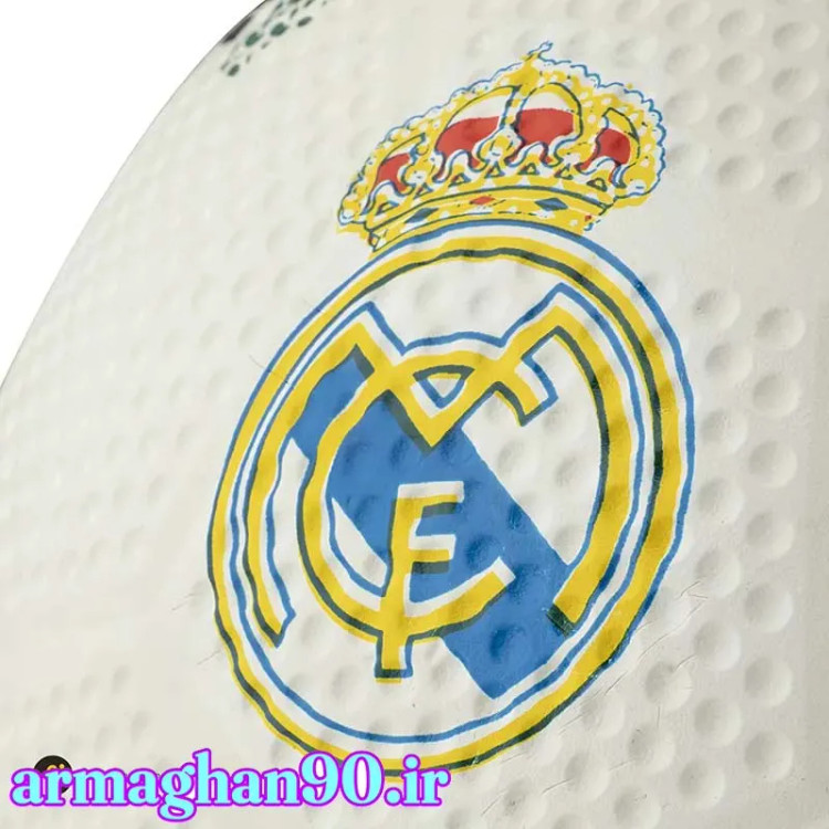 توپ فوتبال با لوگو رئال مادرید