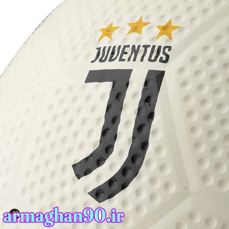 توپ فوتبال با لوگو یوونتوس